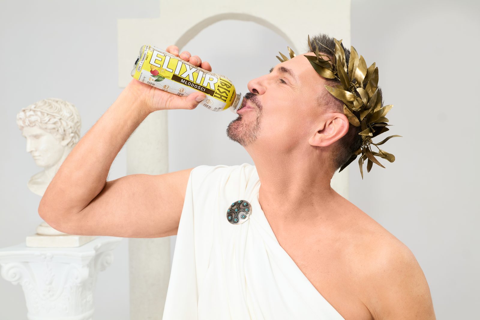 Robert Ibisz pijący Elixir Młodości